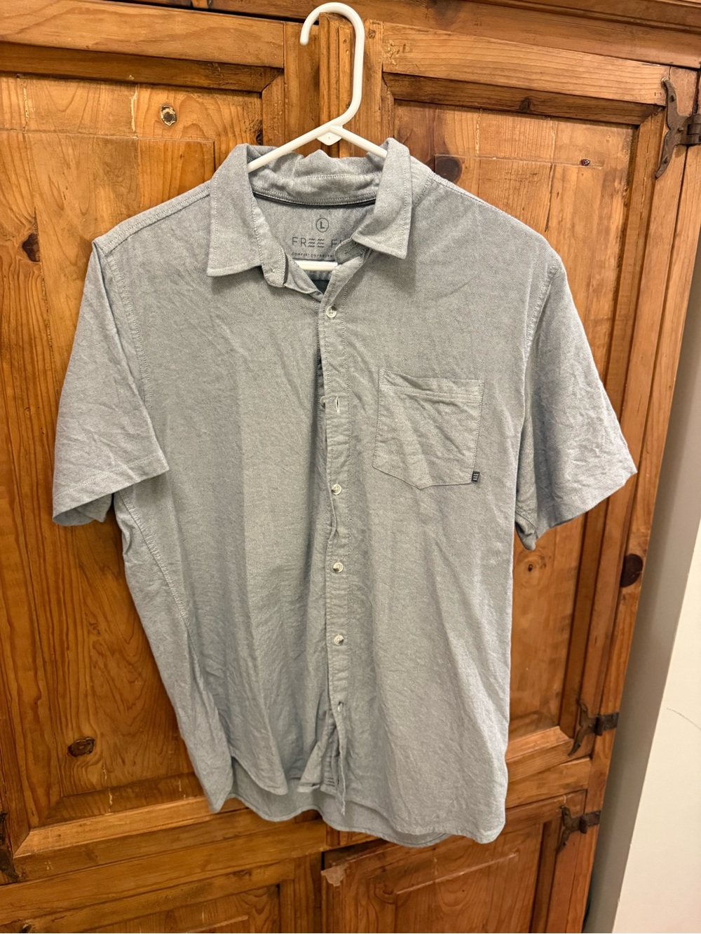 Free Fly Apparel Men's Short-Sleeve Button-Down Shirt in Light Gray